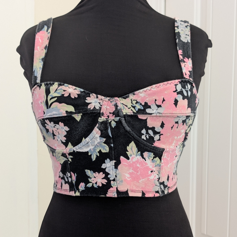 🩷 5/$25 - Garage Black and Pink Floral Top